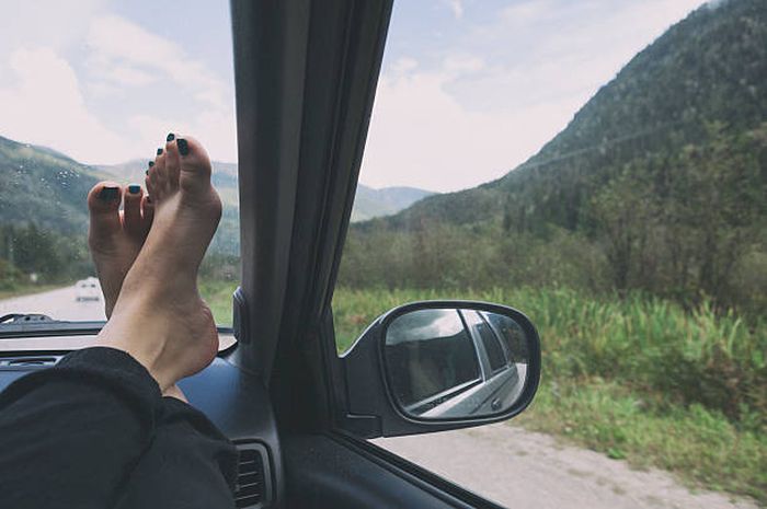 Menaruh Kaki Di Dasbor Mobil Sangat Berbahaya