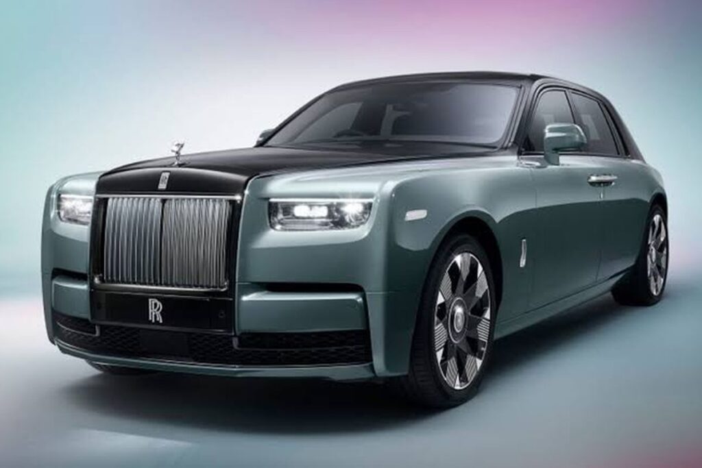 Mengemudi Mobil Mewah Rolls Royce Di Era Mobil Listrik