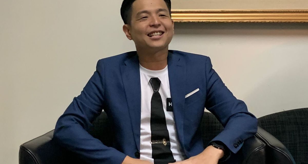 Ernest Prakasa Perjalanan Karir Komika Hingga Sutradara Sukses