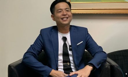 Ernest Prakasa Perjalanan Karir Komika Hingga Sutradara Sukses