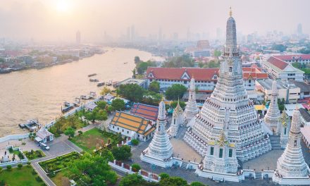 Wat Arun, Kuil Fajar Yang Mempesona Saat Siang Dan Malam