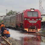 Kereta Api Terjebak dan Berhenti di Tepi Pantai, Tapi Penumpang Bisa “Healing” Mendadak