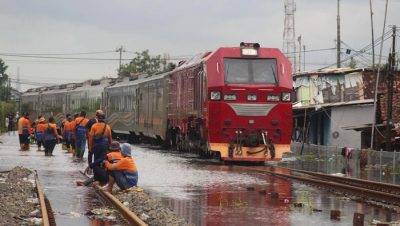 Kereta Api Terjebak dan Berhenti di Tepi Pantai, Tapi Penumpang Bisa “Healing” Mendadak