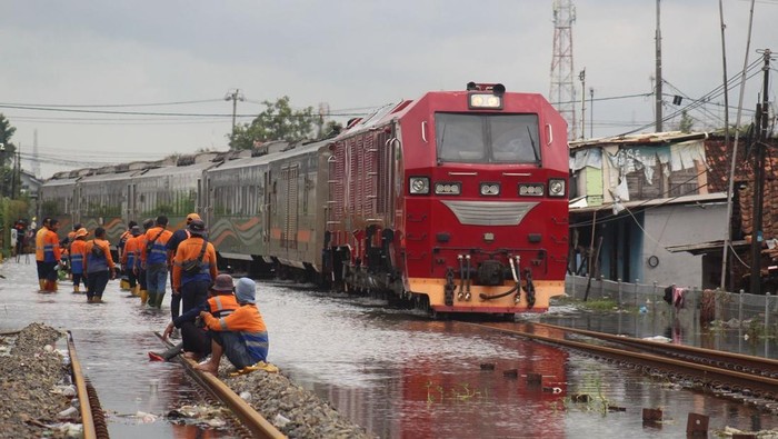 Kereta Api Terjebak dan Berhenti di Tepi Pantai, Tapi Penumpang Bisa “Healing” Mendadak