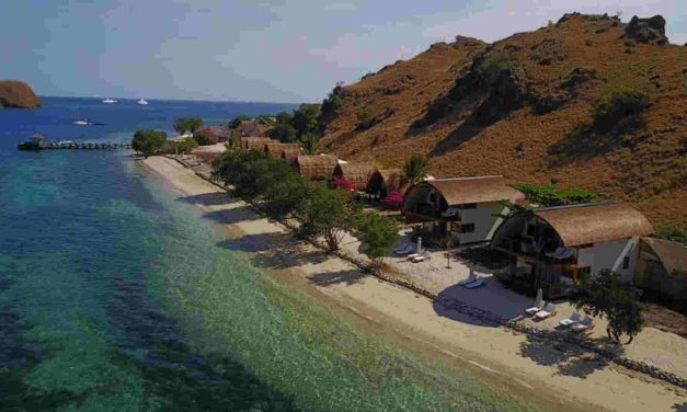 Pesona Pulau Sebayur, Permadani Biru Di Labuan Bajo