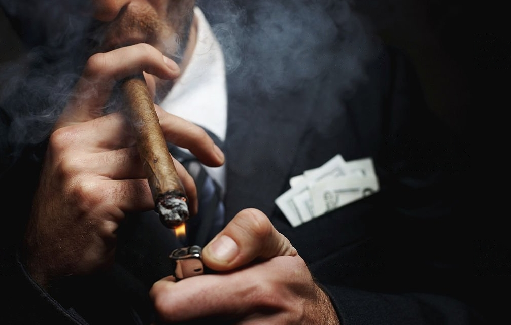 Sejarah Rokok Cerutu, Dari Tradisi Kuno Hingga Industri Modern
